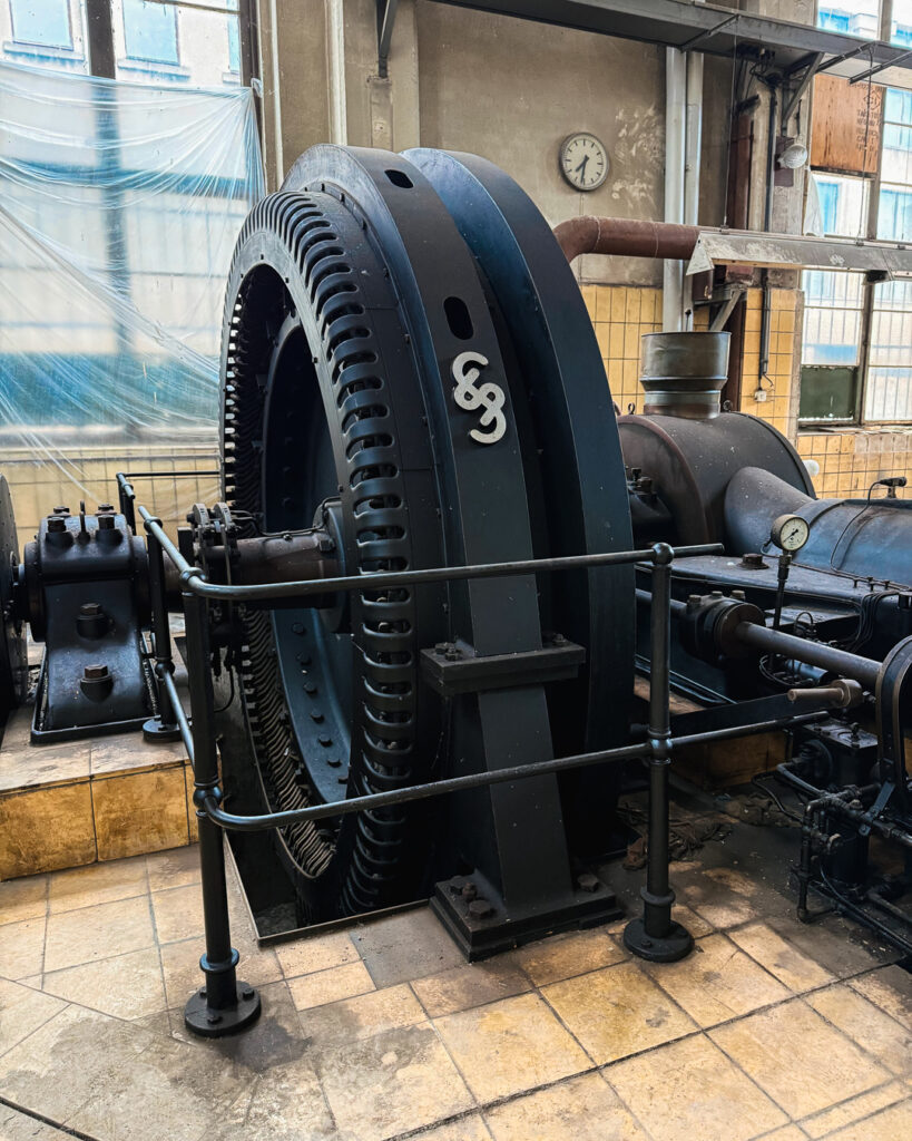 Großes historisches Schwungrad einer Industrieanlage bei der Besichtigung im ROGO-Werk