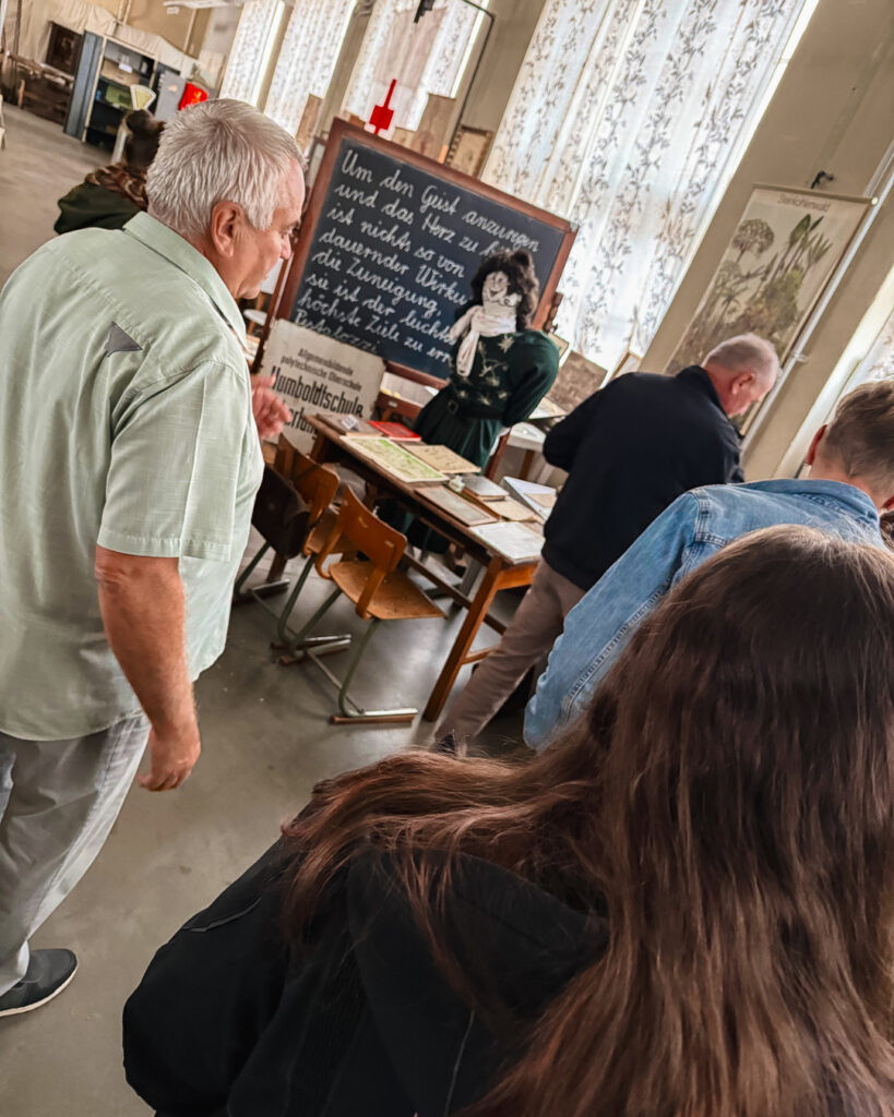 Besucher betrachten historische Dokumente und Lehrmittel im ROGO-Werk