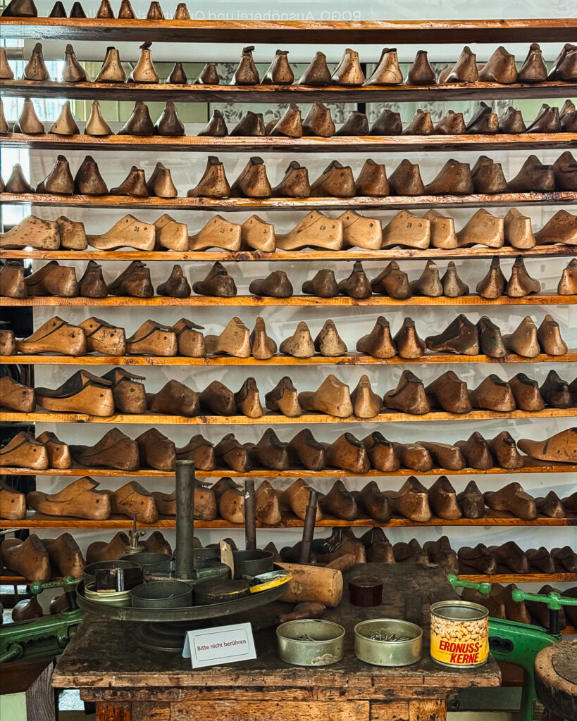 Regale voller historischer Schuhleisten aus Holz in der Ausstellung des ROGO-Werks