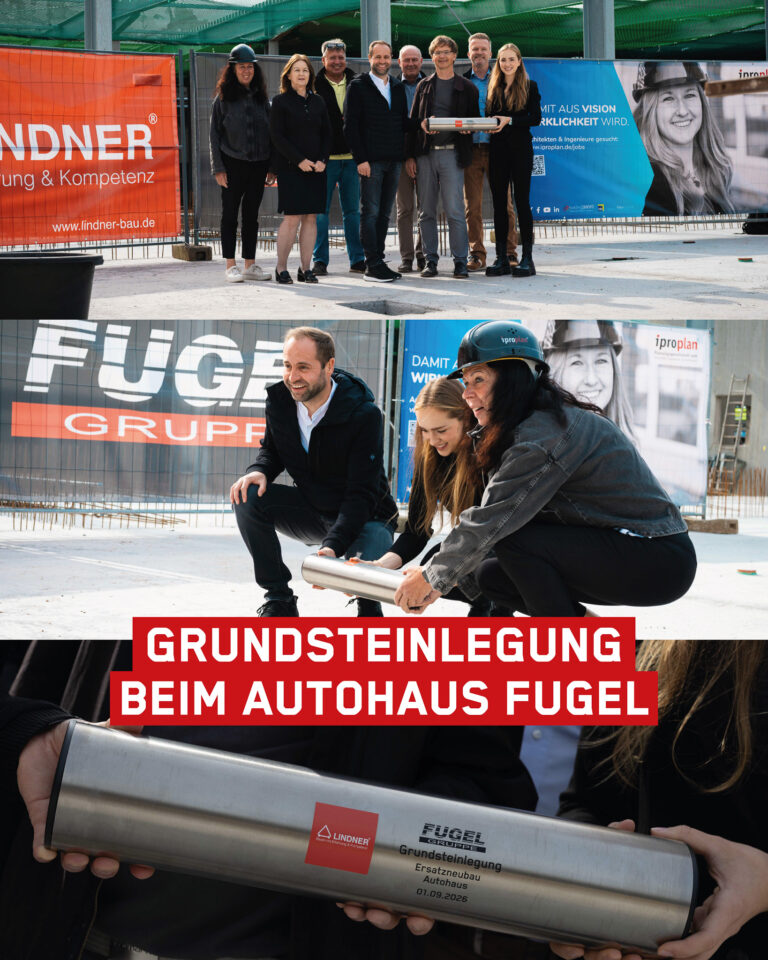 reiteiliges Bild-Collage zur Grundsteinlegung für das neue Autohaus Fugel. Oben: Die Projektgruppe posiert mit dem Zeitkapsel-Behälter auf der Baustelle vor Lindner-Bauzaun. Mitte: Nahaufnahme der Montage der Zeitkapsel in das Fundament durch das Team. Unten: Detailansicht der verschlossenen Edelstahl-Zeitkapsel mit Gravur 'Grundsteinlegung Autohaus Fugel - 19.06.2023' und Lindner-Logo.